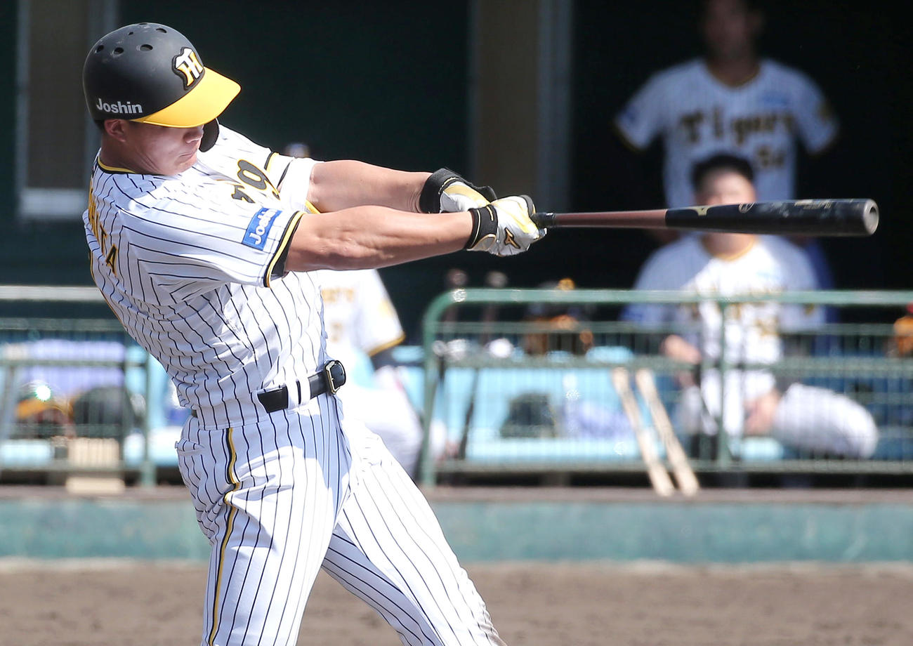 5回裏阪神無死、森下は中前打を放つ（撮影・上山淳一）