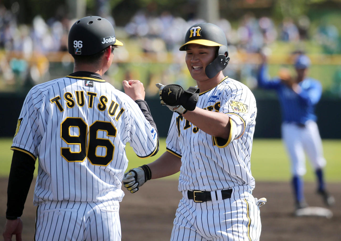 阪神対DeNA 5回裏阪神無死、森下（右）は中前打を放ち笑顔で筒井コーチとグータッチ（撮影・上山淳一）