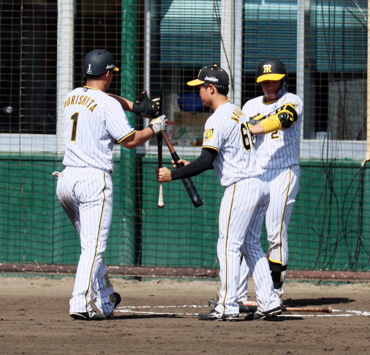 5回裏阪神無死、森下はバットを折り中川（右）が持ってきた新しいバットと交換する（撮影・加藤哉）