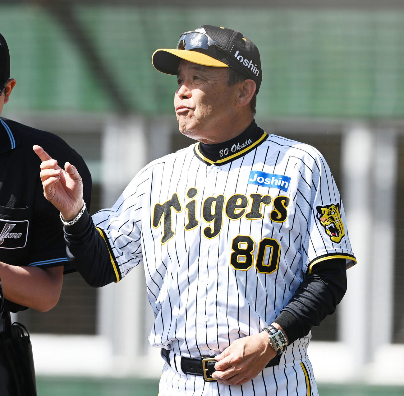 5回、交代を告げる岡田監督（撮影・前岡正明）