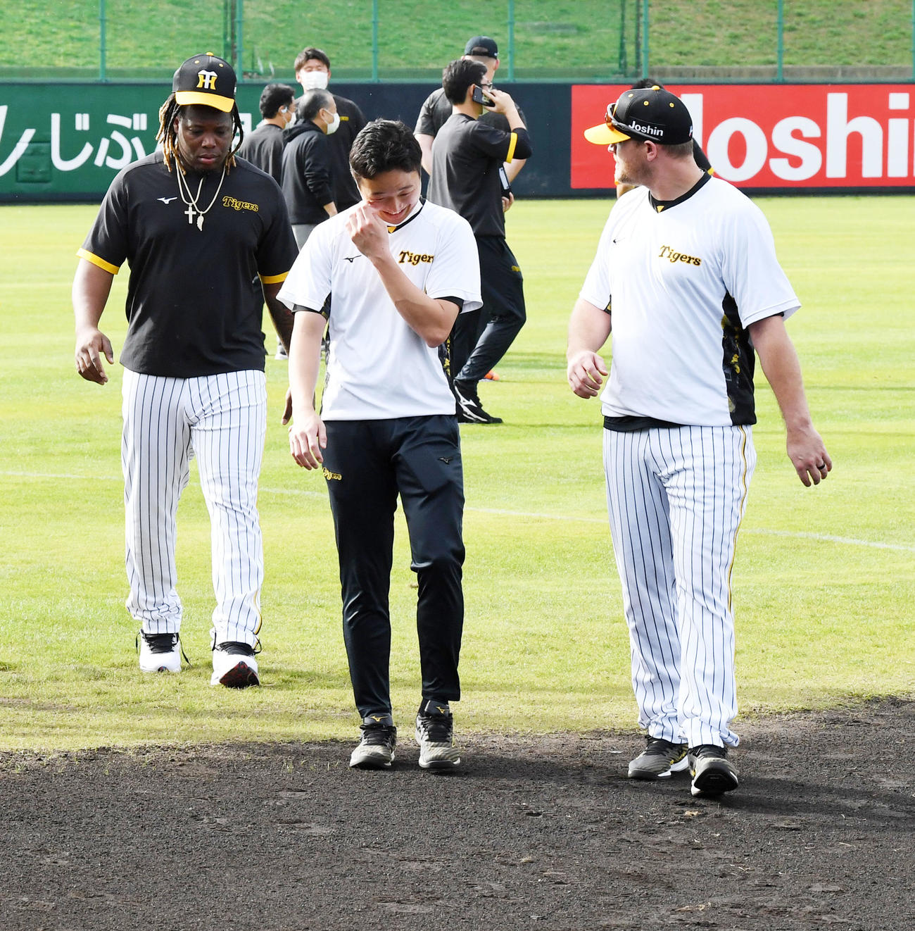 アップに参加せず移動する阪神ミエセス（左）とノイジー（撮影・前岡正明）