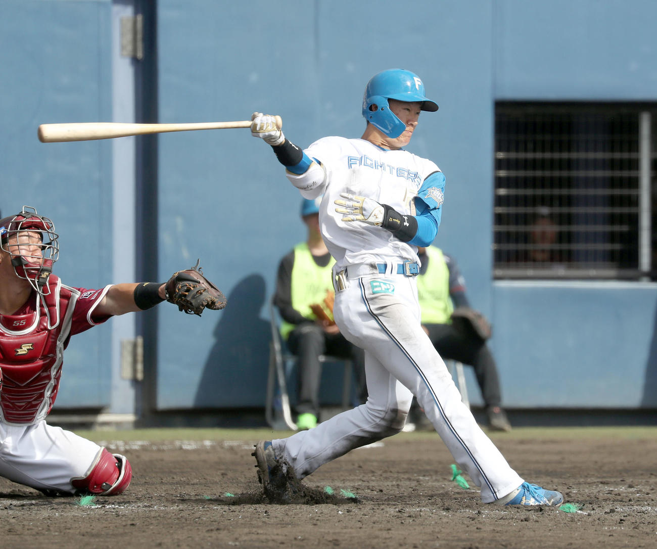 日本ハム対楽天　4回裏日本ハム2死一、二塁、矢沢は右前適時打を放つ（撮影・佐藤翔太）
