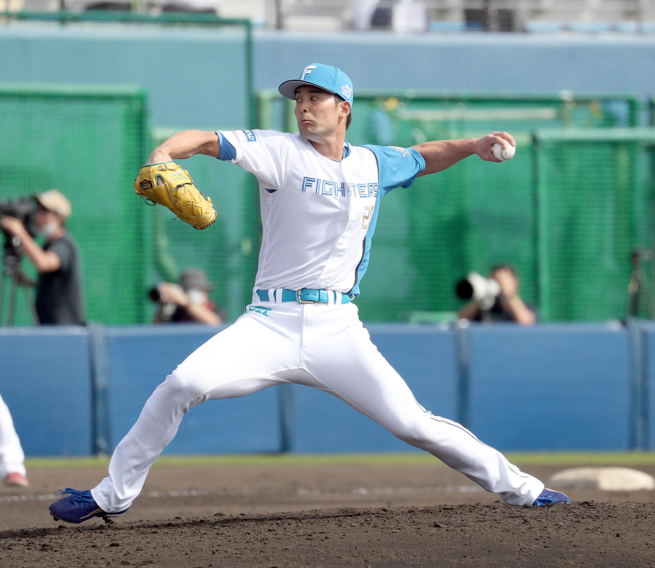 日本ハム対楽天　日本ハム3番手の上原（撮影・佐藤翔太）