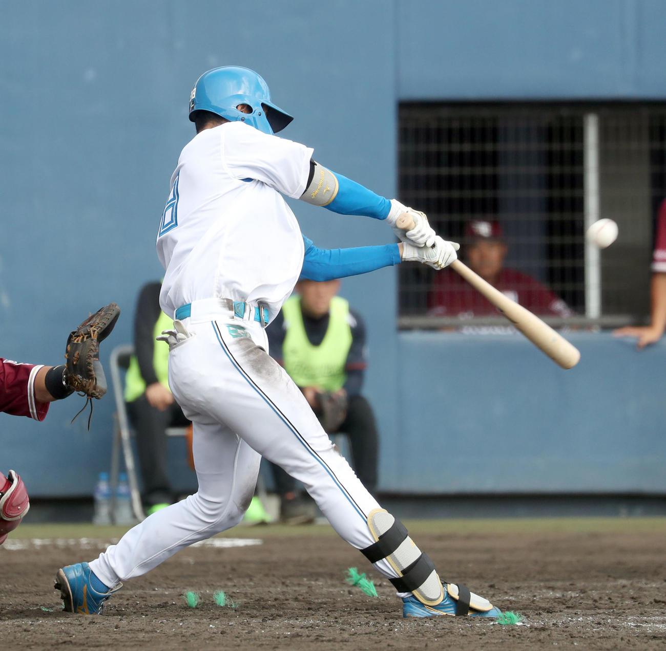 日本ハム対楽天　5回裏日本ハム1死一、三塁、石井は左犠飛を放つ（撮影・佐藤翔太）