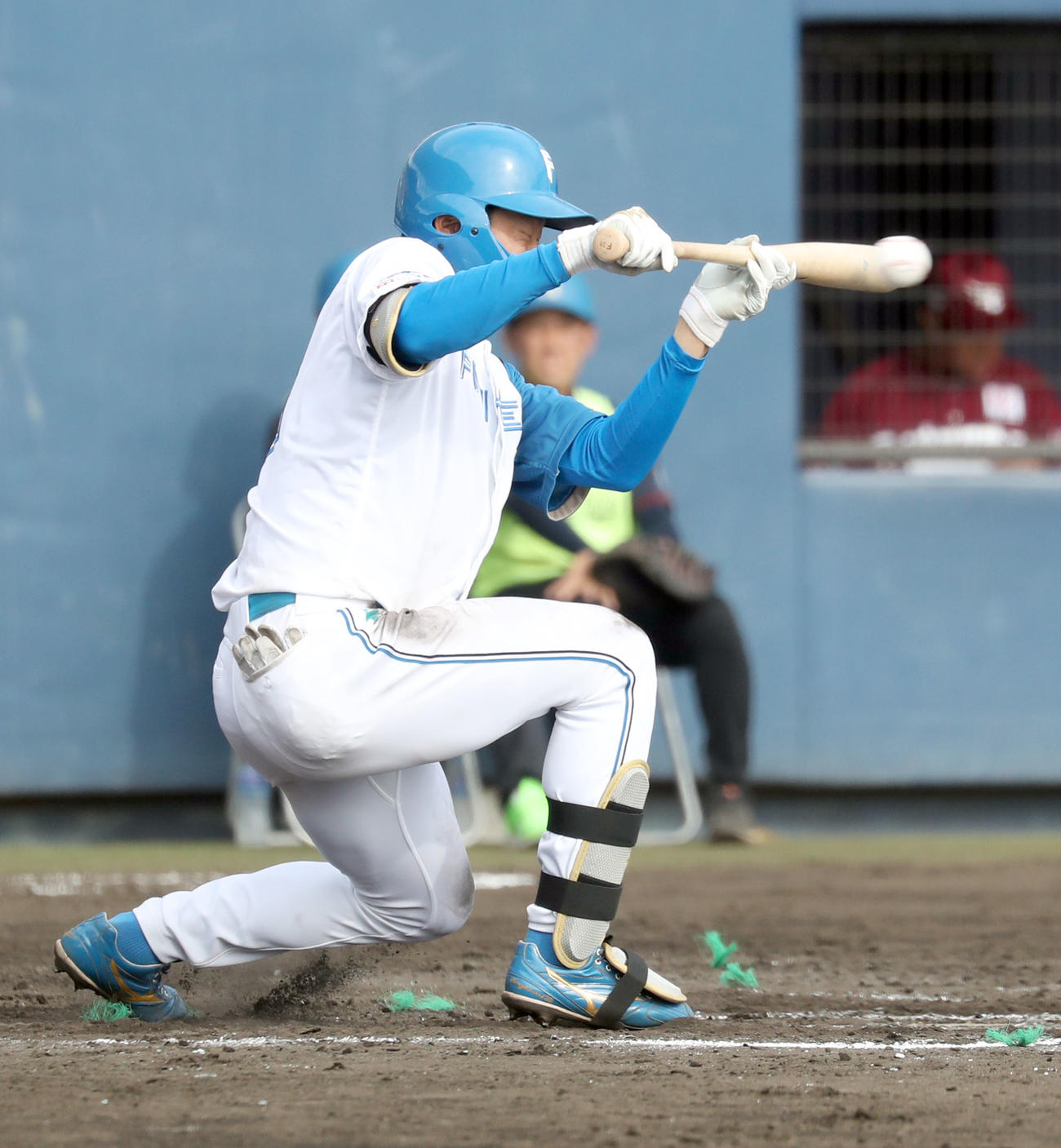 日本ハム対楽天　7回裏日本ハム1死三塁、スクイズを決める石井（撮影・佐藤翔太）