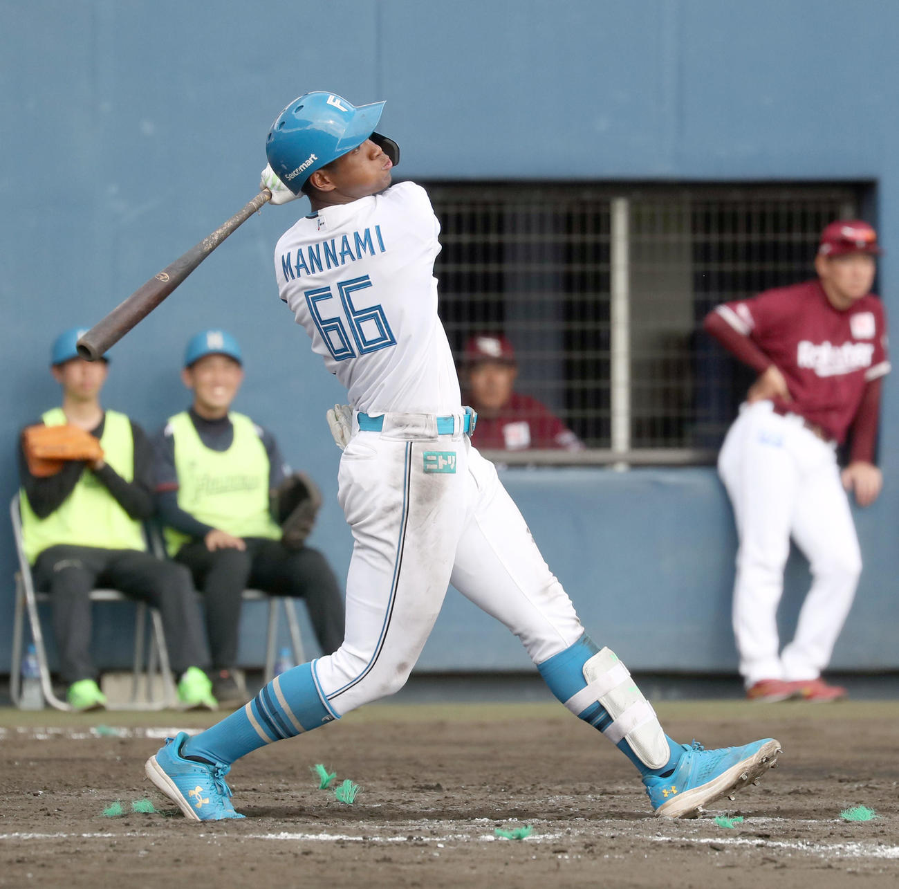 日本ハム対楽天　8回裏日本ハム1死一、三塁、万波は中犠飛を放つ（撮影・佐藤翔太）