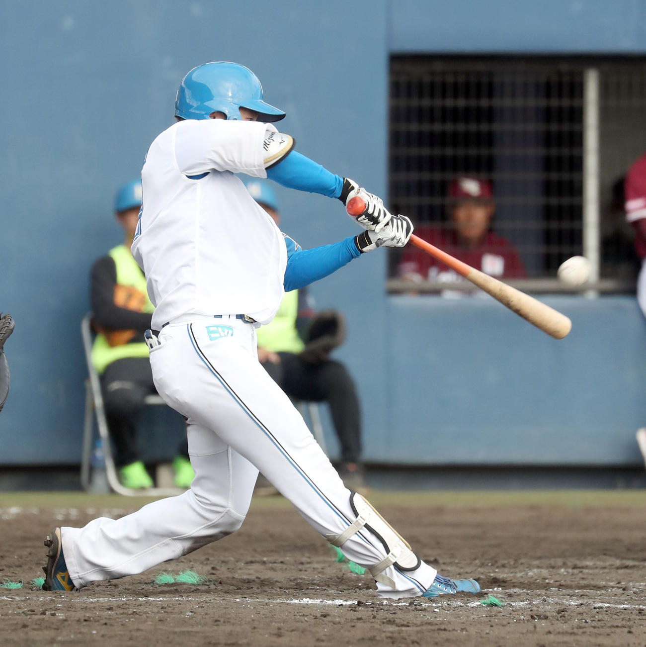 日本ハム対楽天　8回裏日本ハム2死一塁、水野は右越え2点本塁打を放つ（撮影・佐藤翔太）