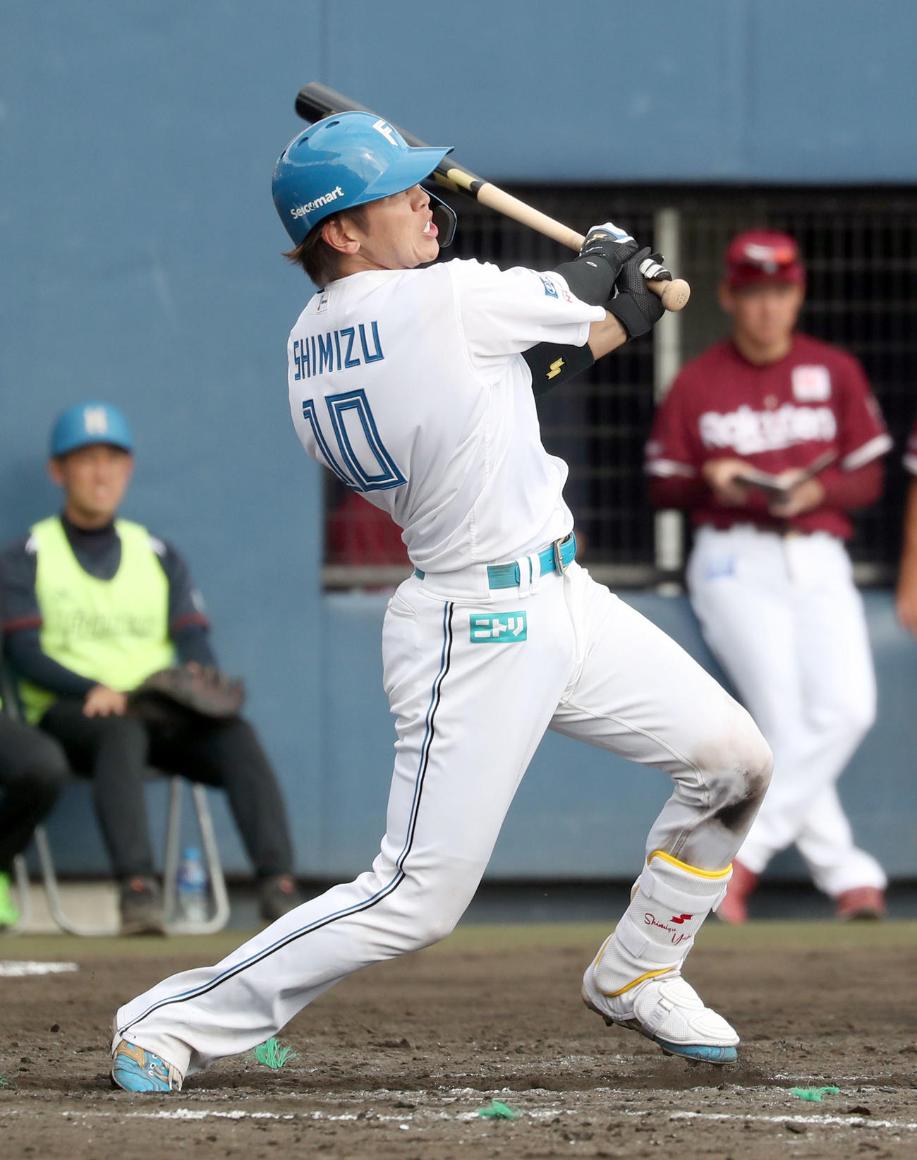 日本ハム対楽天　8回裏日本ハム2死一塁、清水は適時二塁打を放つ（撮影・佐藤翔太）