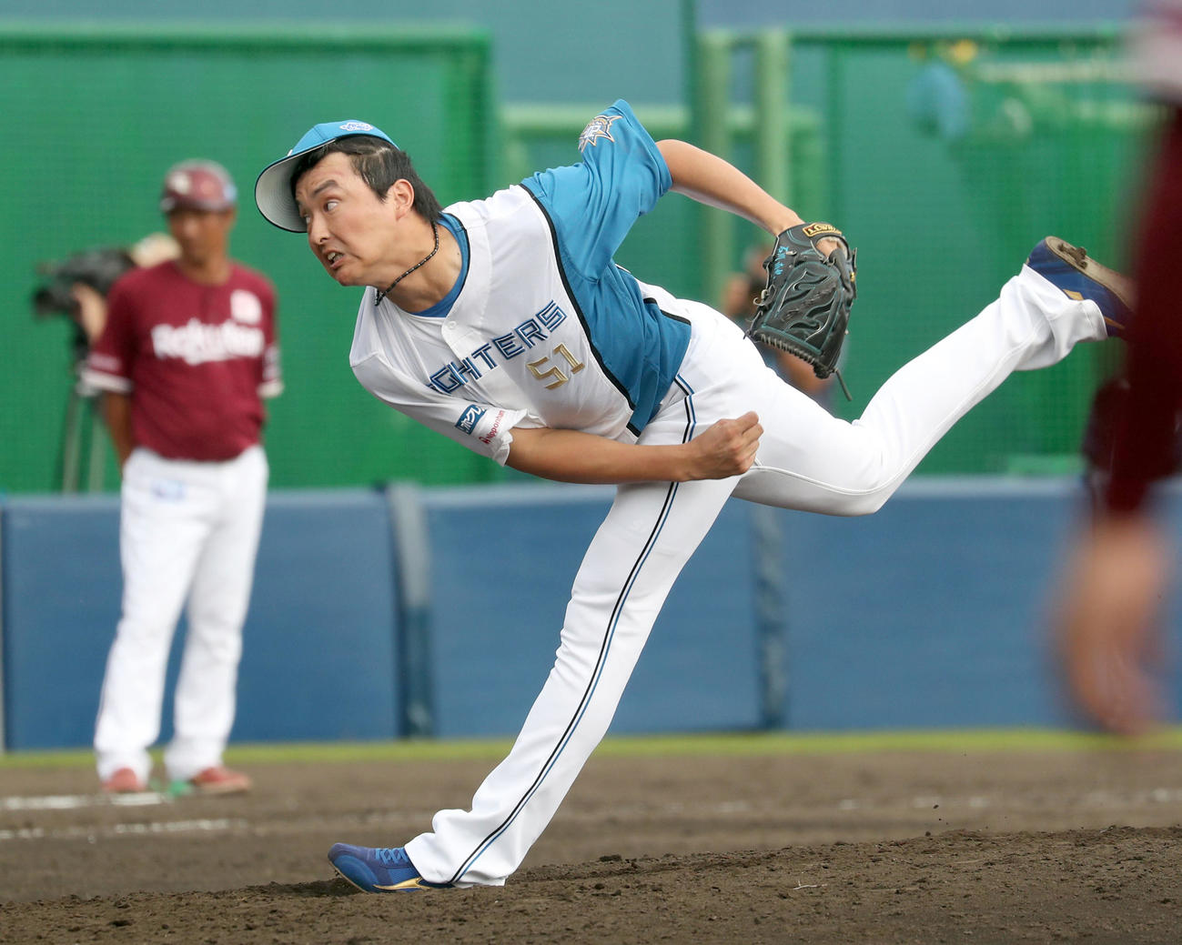 日本ハム対楽天　日本ハム5番手の石川（撮影・佐藤翔太）