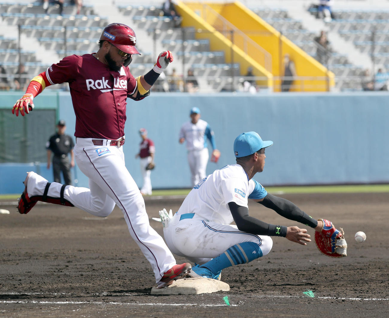 日本ハム対楽天　3回表楽天2死一、三塁、野村の悪送球を捕球できない万波（撮影・佐藤翔太）