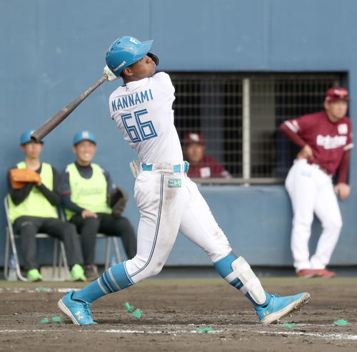 日本ハム対楽天　8回裏日本ハム1死一、三塁、万波は中犠飛を放つ（撮影・佐藤翔太）