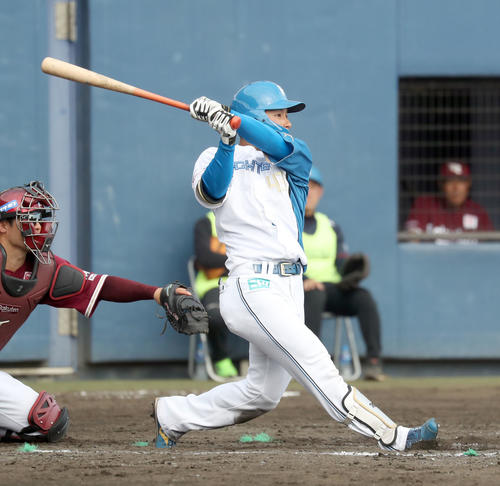 日本ハム対楽天　8回裏日本ハム2死一塁、水野は右越え2点本塁打を放つ（撮影・佐藤翔太）