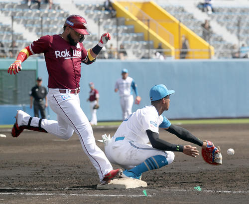 日本ハム対楽天　3回表楽天2死一、三塁、野村の悪送球を捕球できない万波（撮影・佐藤翔太）
