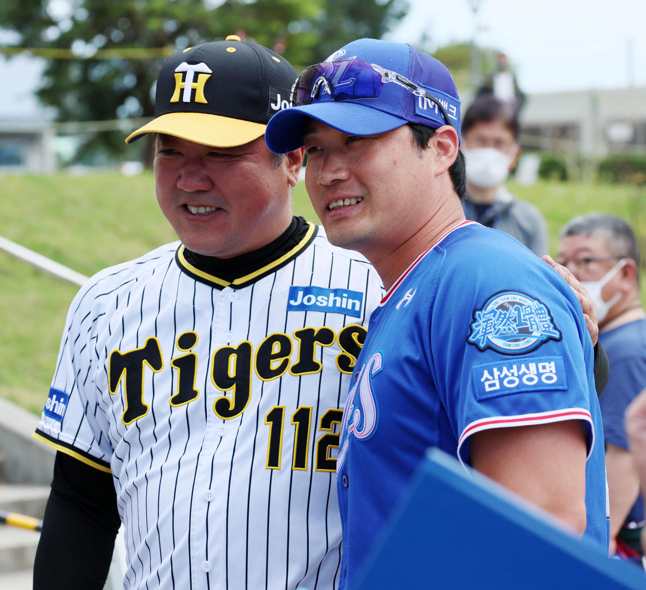 阪神対サムスン　笑顔で片山ブルペン捕手（左）と記念写真に納まる呉昇桓（撮影・加藤哉）
