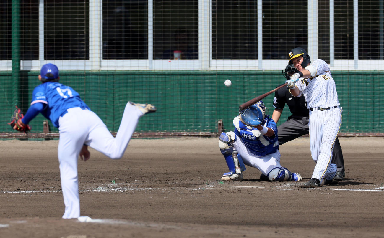 阪神対サムスン　4回裏阪神1死二塁、渡辺諒は中前打を放つ。投手はキム（撮影・加藤哉）