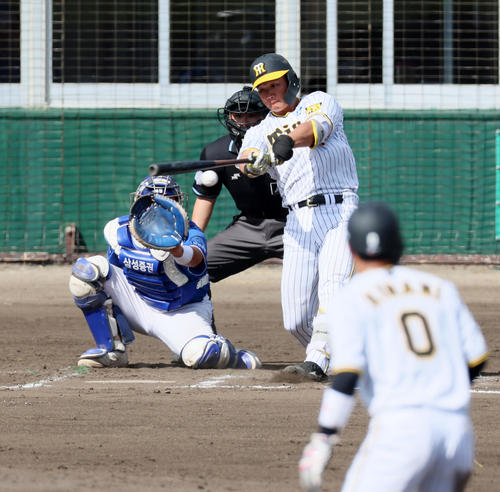 阪神対サムスン 7回裏阪神無死二塁、森下は左前打を放つ(撮影・加藤哉)