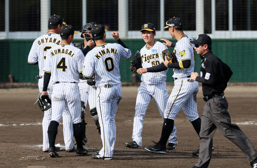 阪神対サムスン サムスンに勝利しマウンドでタッチする富田ら阪神ナインたち(撮影・加藤哉)