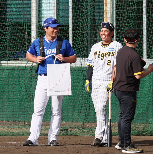 阪神対サムスン 試合後引き揚げる呉昇桓(左)と談笑する梅野(撮影・加藤哉)