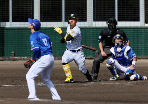 阪神対サムスン 4回裏阪神1死、佐藤輝は二塁打を放つ。投手はキム(撮影・加藤哉)