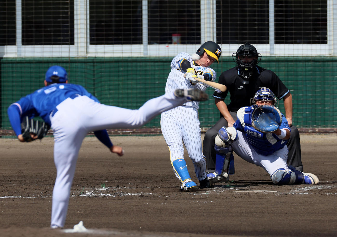阪神対サムスン　3回裏阪神1死三塁、近本は右越え適時二塁打を放つ（撮影・加藤哉）