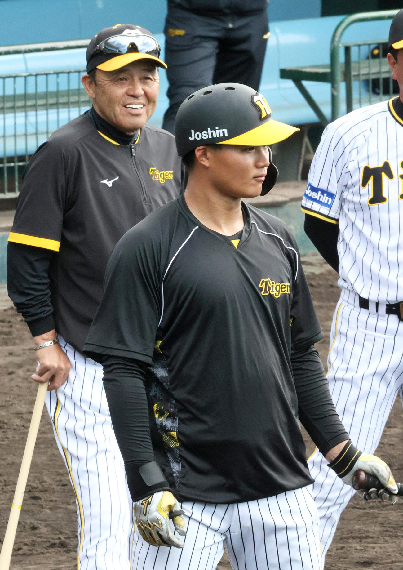 笑顔で練習を見る阪神岡田監督。手前は森下（撮影・上山淳一）