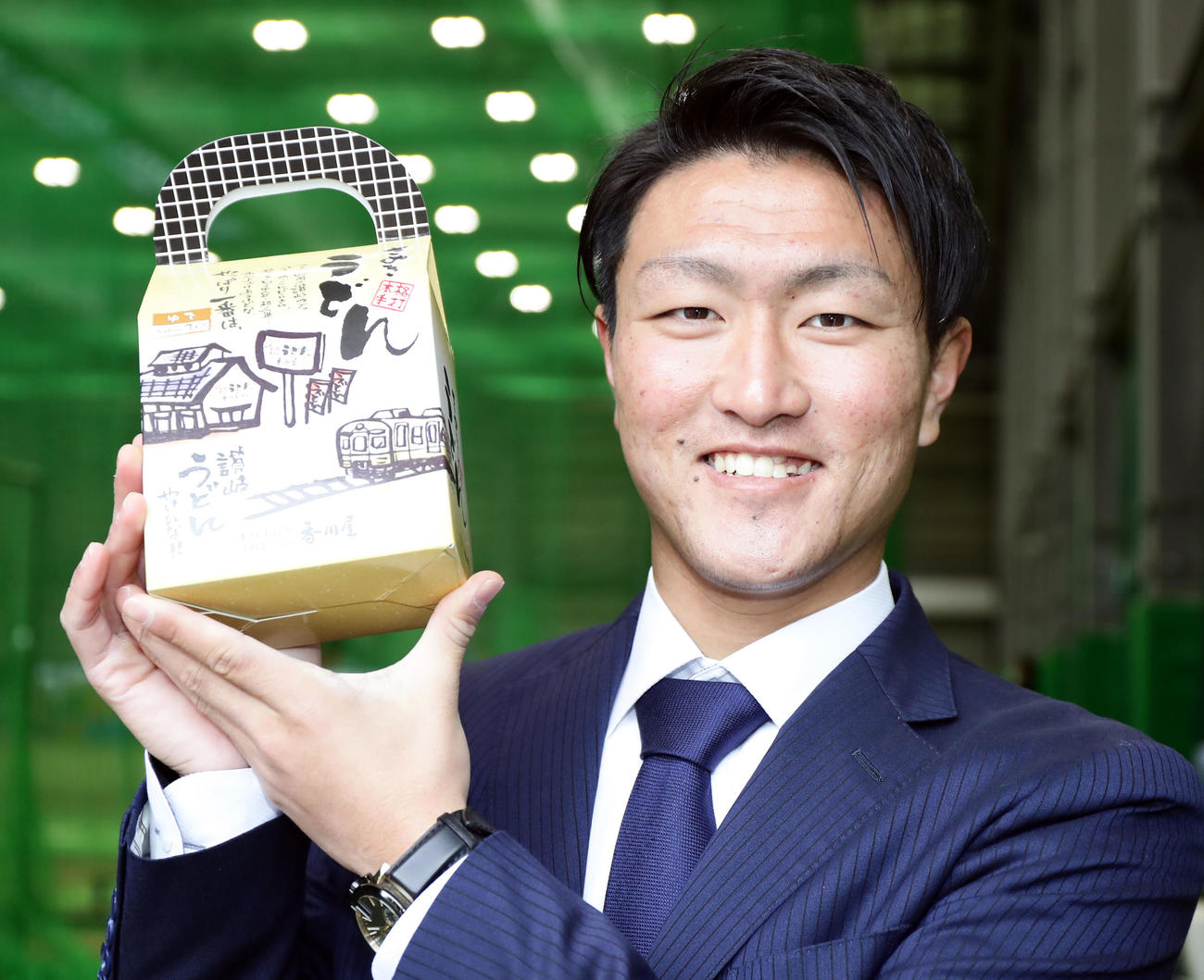 讃岐うどんを持つ古市尊（2022年1月6日撮影）