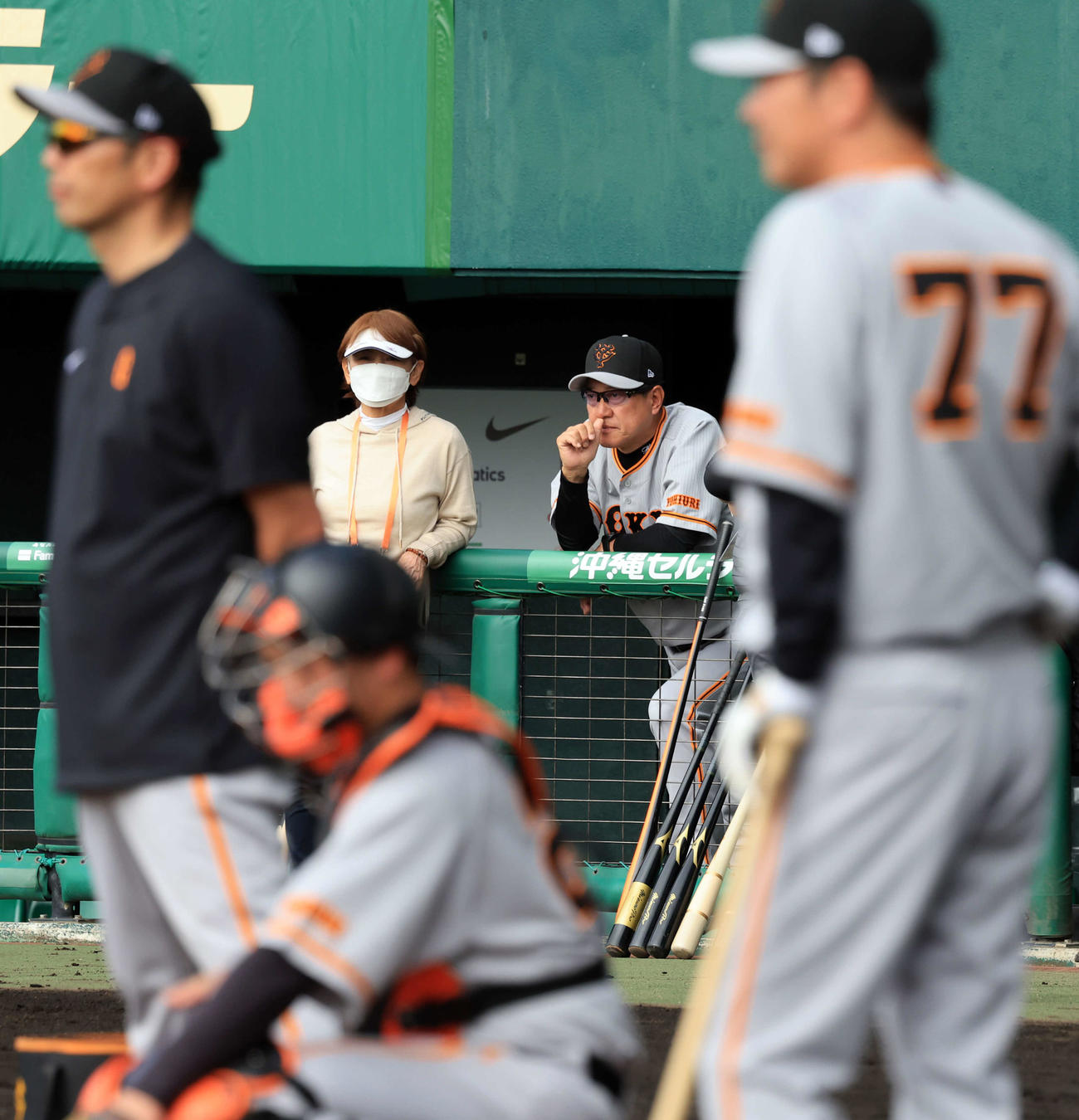 サインプレーをベンチから見つめる巨人原監督（右奥）と宇津木妙子氏（撮影・浅見桂子）
