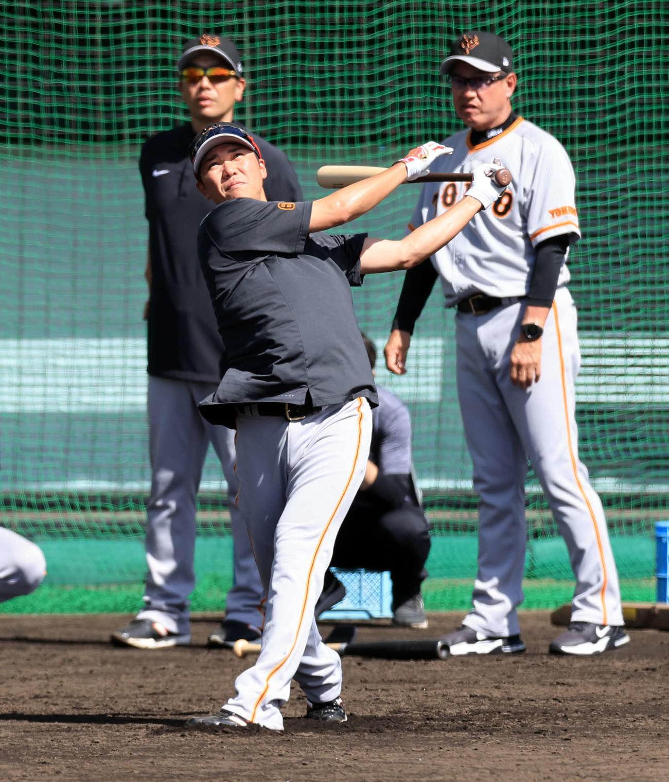 ロングティー打撃をする巨人坂本（中央）。後方右は原監督、同左は阿部ヘッド兼バッテリーコーチ（撮影・浅見桂子）