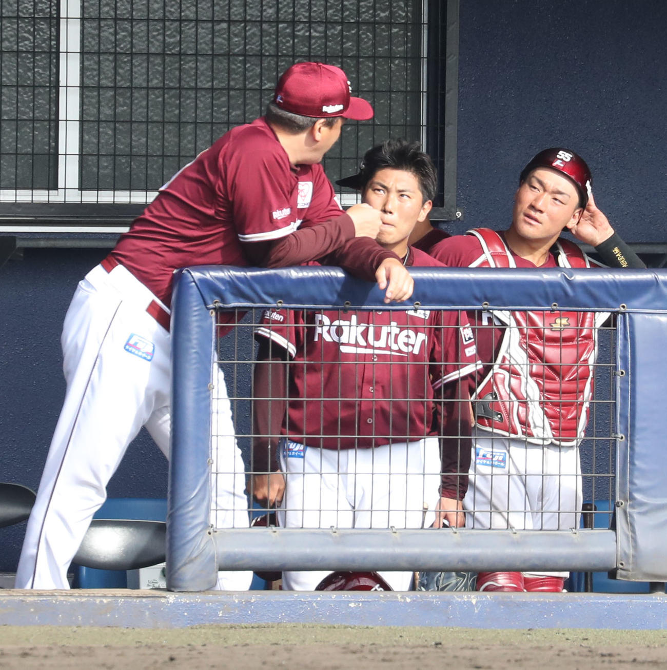 日本ハム対楽天　7回裏終了後、ベンチで楽天石井GM兼監督（左）と会話する渡辺翔、安田バッテリー（撮影・佐藤翔太）