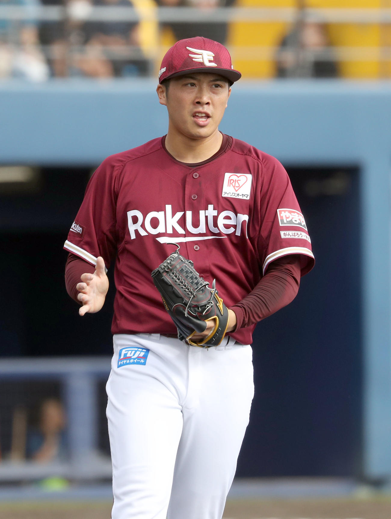 日本ハム対楽天　6回裏日本ハム1死、アルカンタラを二ゴロに仕留めグラブをたたく伊藤茉（撮影・佐藤翔太）