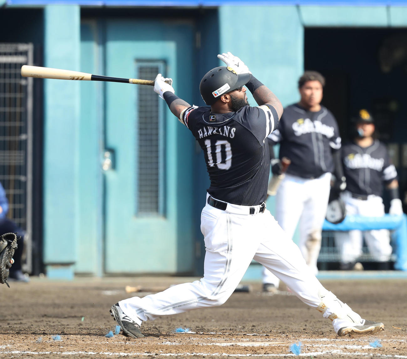 紅白戦の6回表、ホーキンスは左越え2点本塁打を放つ（撮影・屋方直哉）