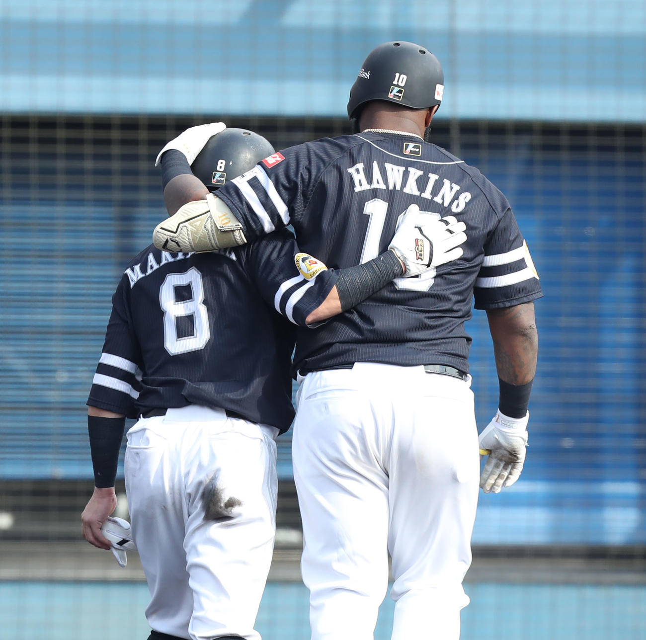 紅白戦の6回表、ホーキンス（右）は左越え2点本塁打を放ち、牧原大と抱き合う（撮影・屋方直哉）