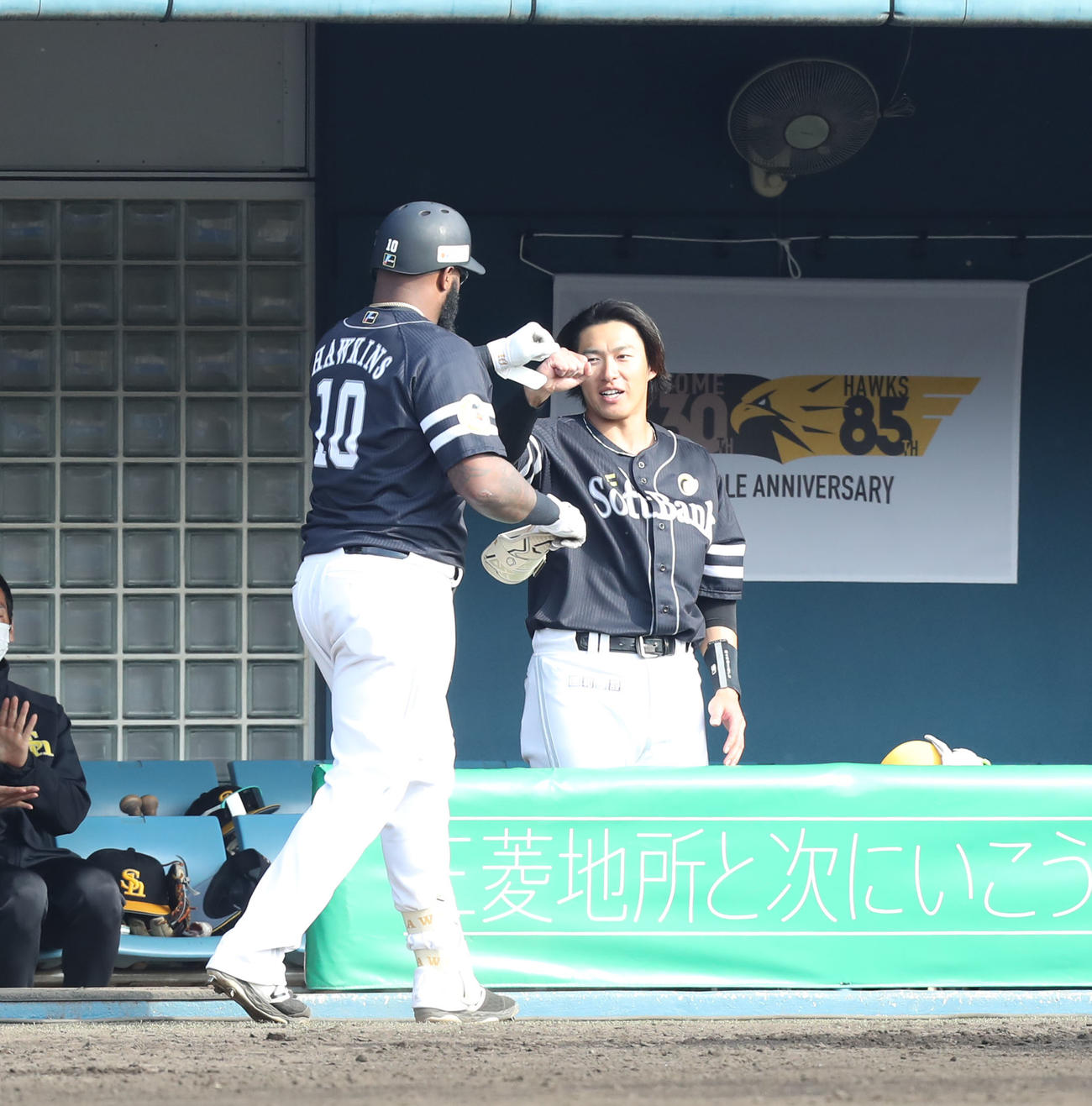 紅白戦の6回表、ホーキンスは左越えの2点本塁打を放ち、柳田とタッチを交わす（撮影・屋方直哉）