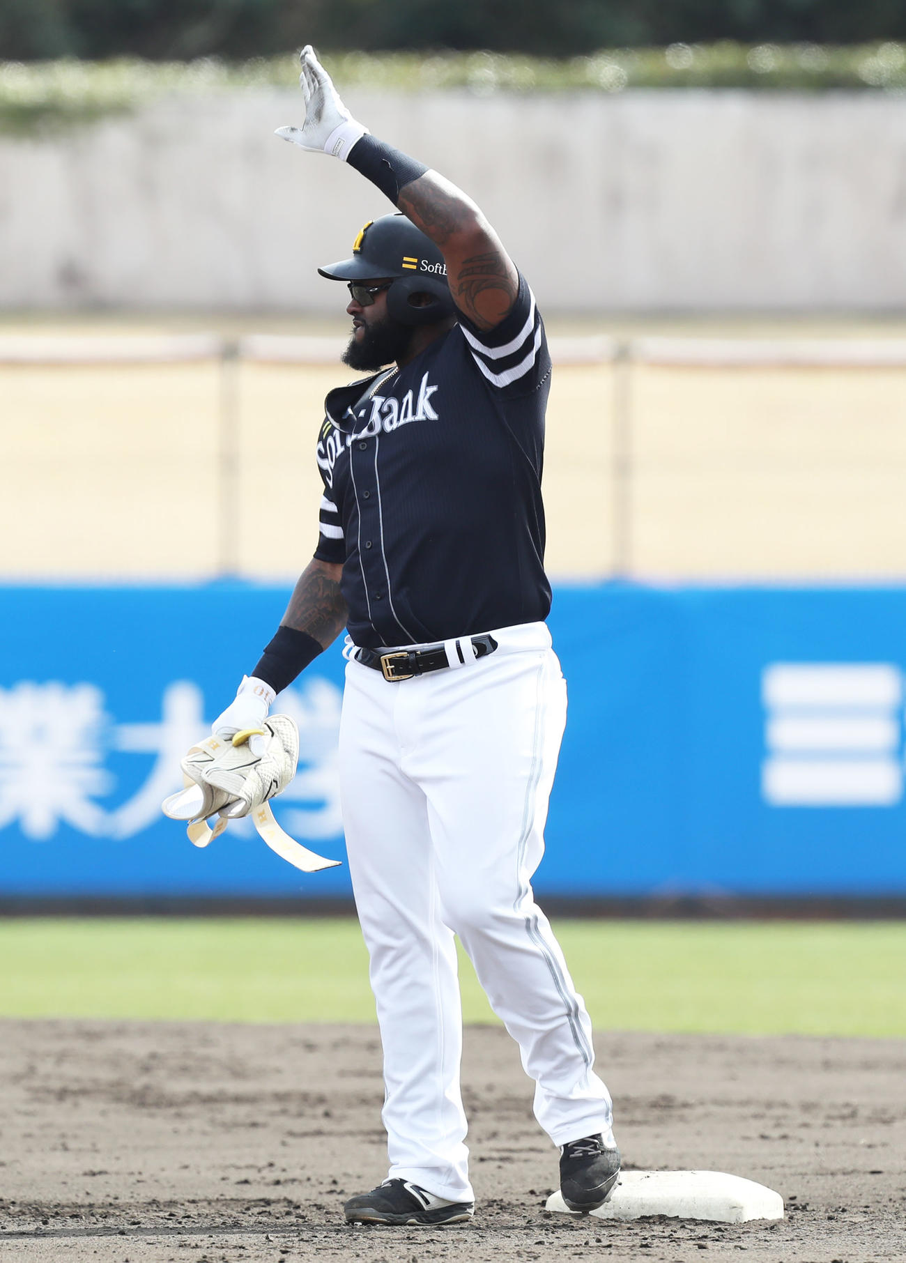 紅白戦の2回表、ホーキンスは適時二塁打を放ち手を上げる（撮影・屋方直哉）