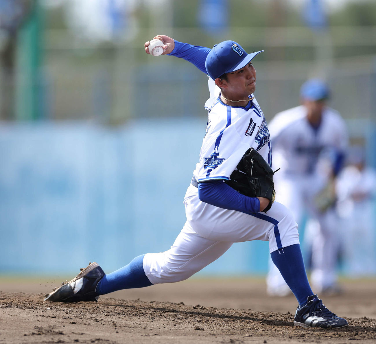 DeNA対広島　4回表、DeNA2番手で登板する東（撮影・河田真司）