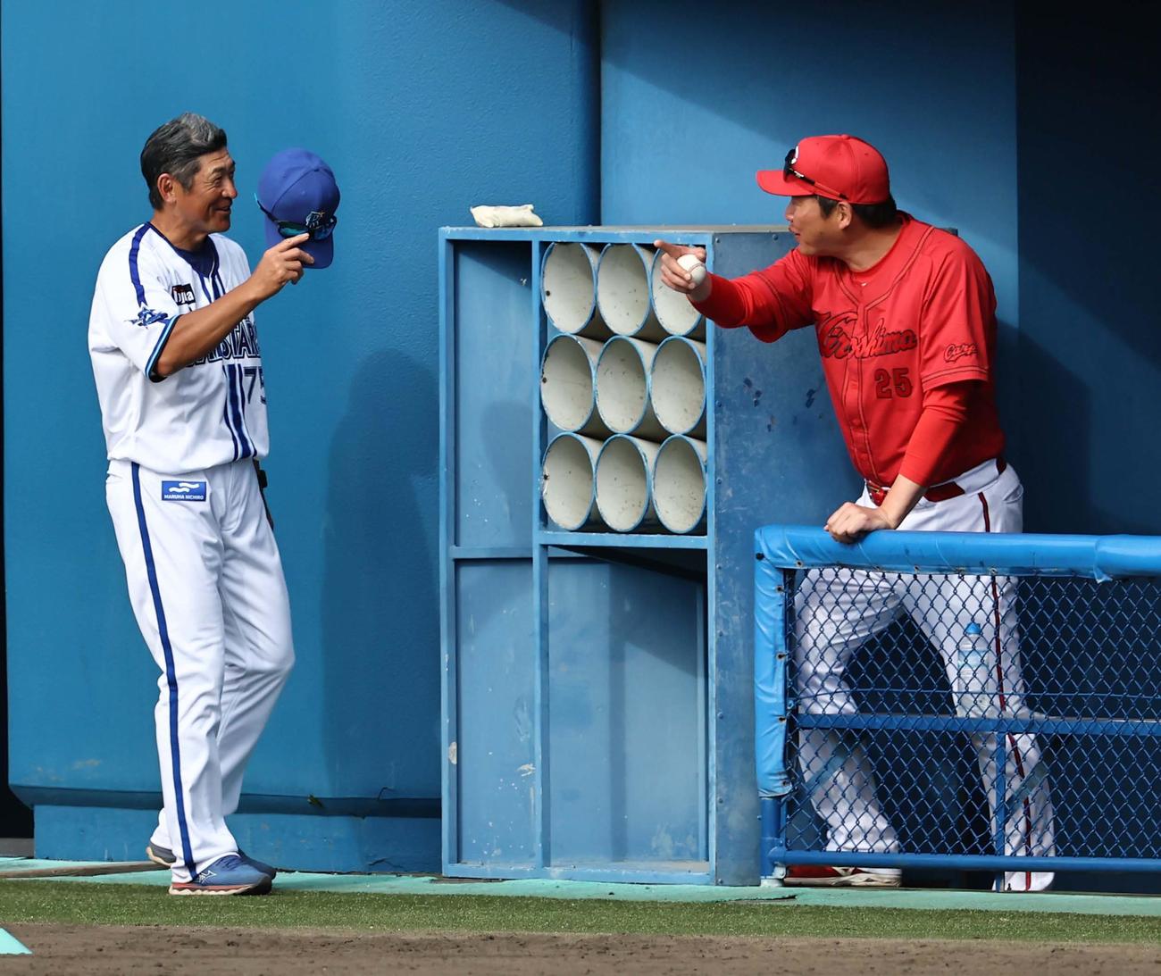 DeNA石井コーチ（左）と談笑する広島新井監督（撮影・上田博志）