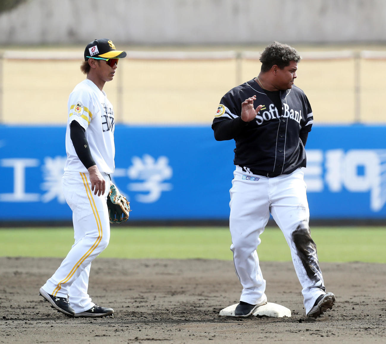 紅白戦の2回表、中村晃の本塁への送球の間に二塁へ進塁するアストゥディーヨ（撮影・屋方直哉）