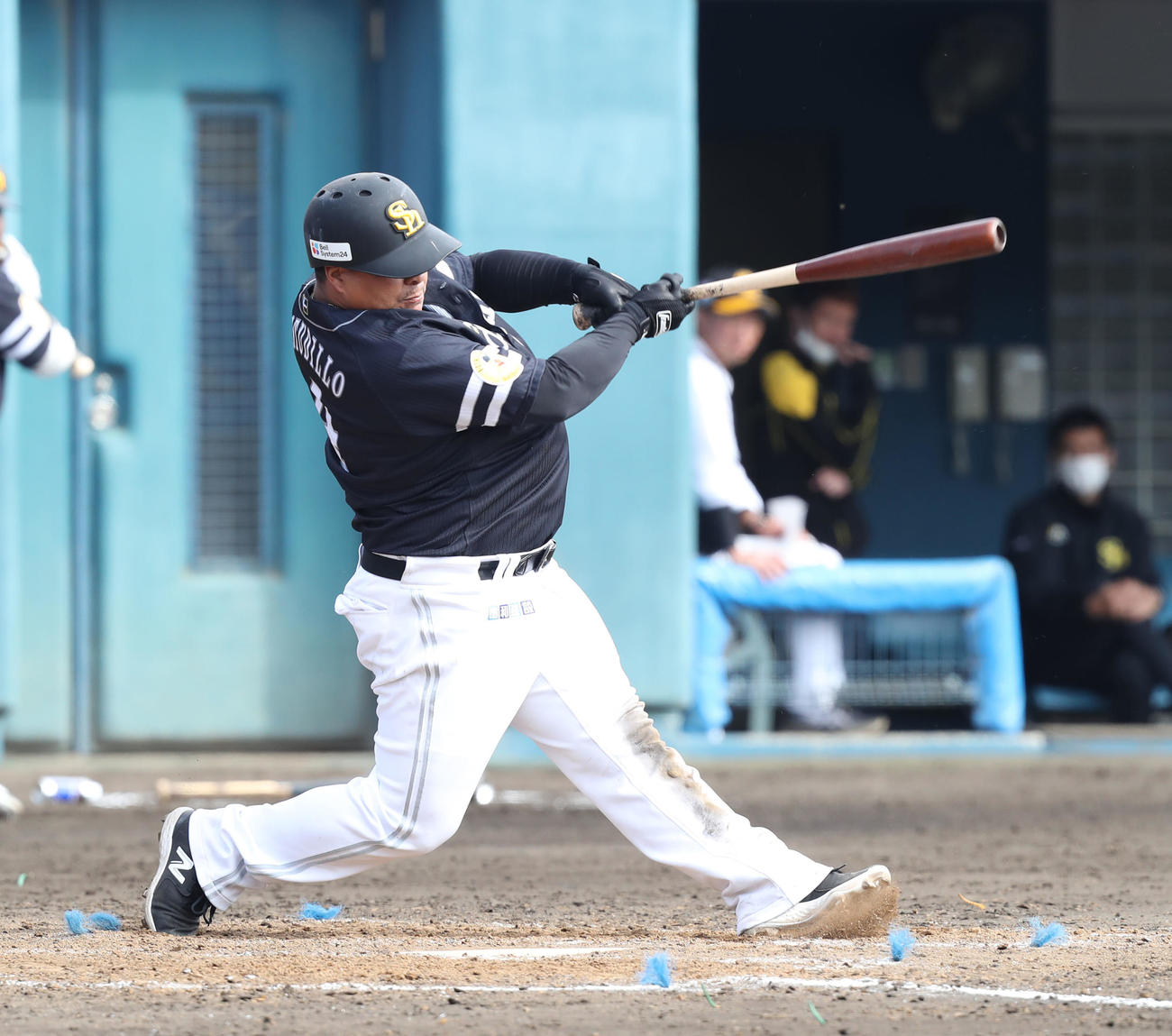 紅白戦の4回表、アストゥディーヨは左適時打を放つ（撮影・屋方直哉）