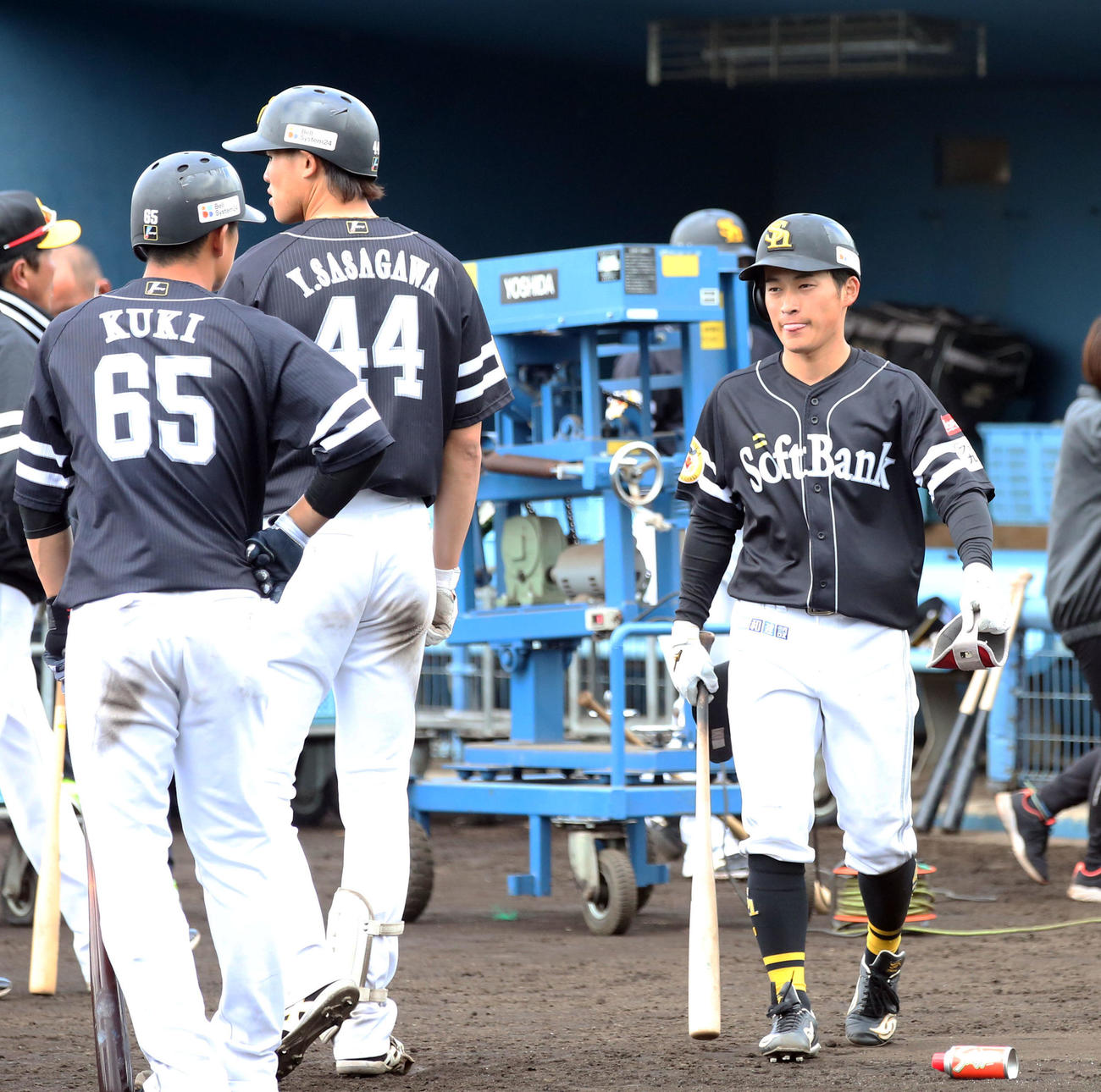 打撃練習中に九鬼（左）と話し合う西尾（撮影・屋方直哉）