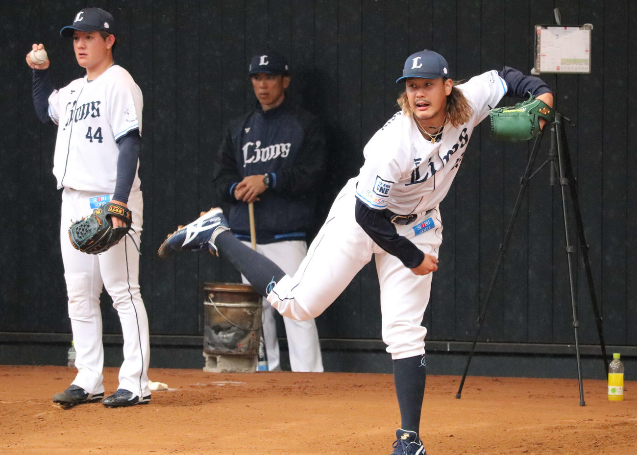 松井監督（中央）の見つめる中でブルペン投球を行う西武高橋（右）。左は与座（撮影・金子真仁）