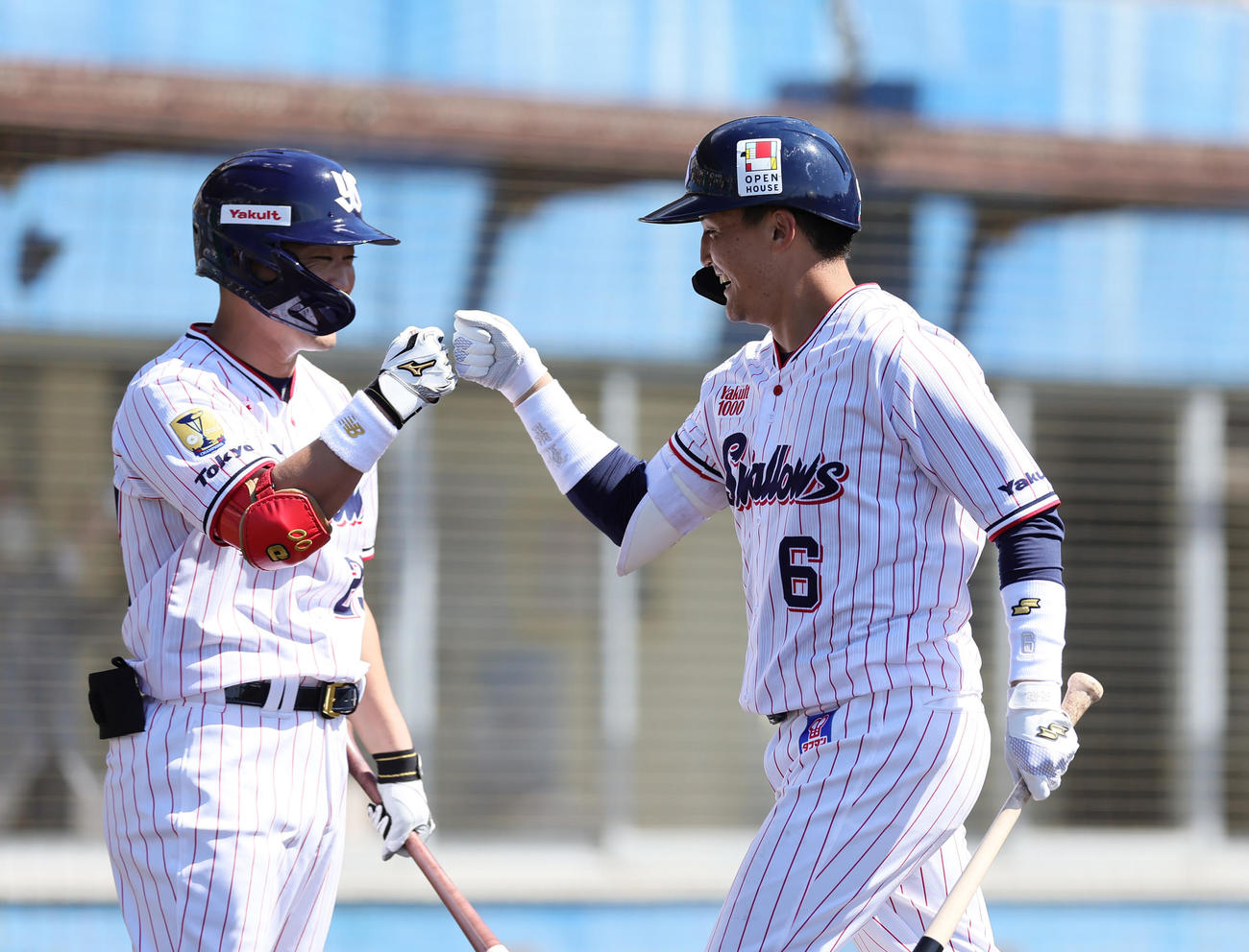 ヤクルト対ロッテ　2回裏ヤクルト2死、元山（右）は右中間へ本塁打を放ち青木とタッチを交わす（撮影・足立雅史）
