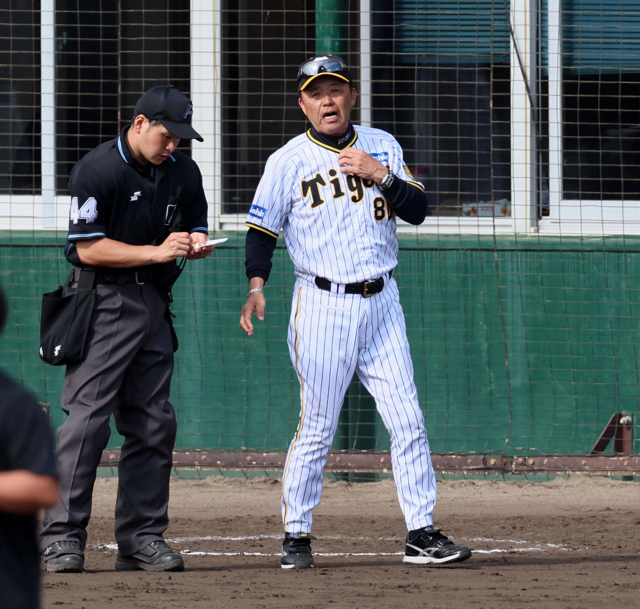 阪神対サムスン　7回裏を終え選手交代を告げる岡田監督（撮影・加藤哉）