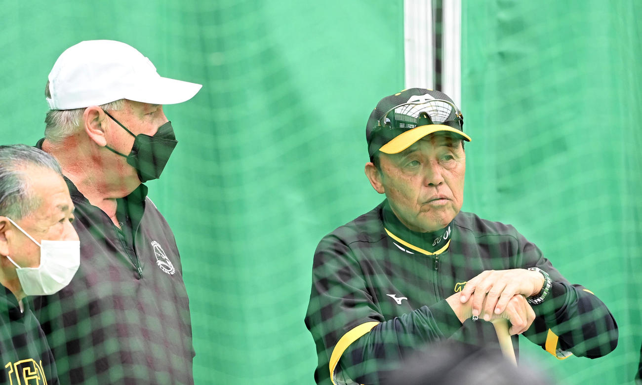 元阪神のオルセン氏と話す岡田監督（撮影・前岡正明）