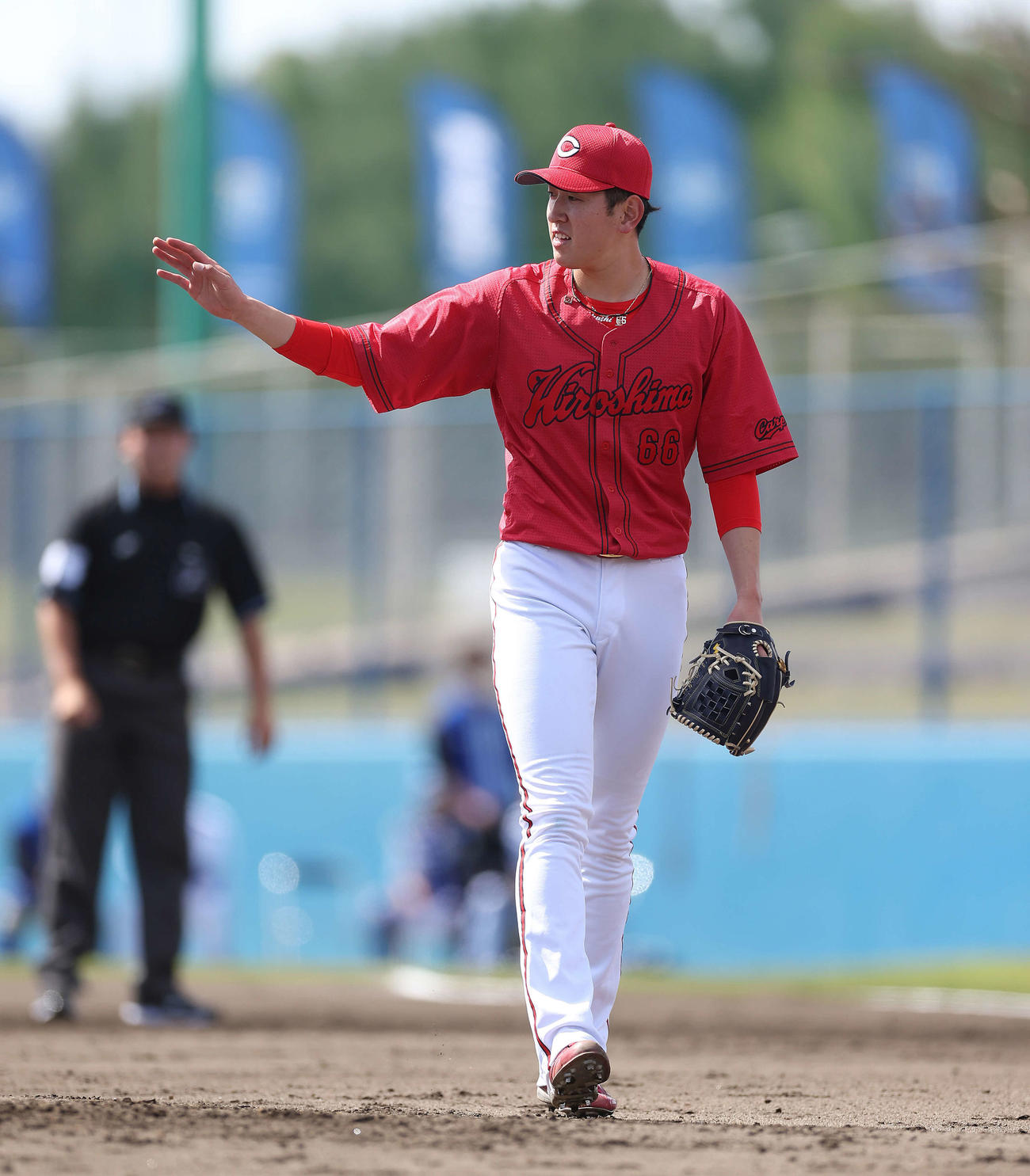 DeNA対広島　3回裏を抑え、ベンチに戻る遠藤（撮影・河田真司）