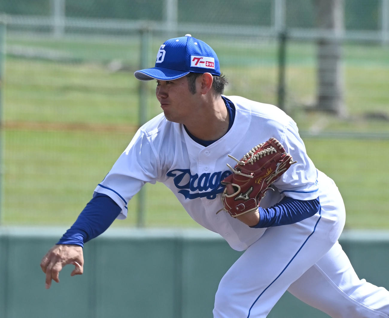 練習試合　中日対キューバ代表　1回表、登板する中日先発の鈴木（撮影・森本幸一）