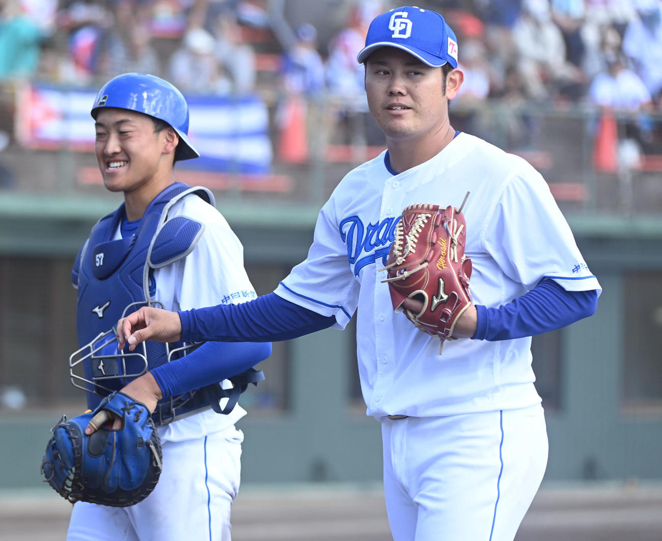 練習試合　中日対キューバ代表　5回表キューバ代表攻撃終了、山浅とタッチを交わしベンチへ戻る中日先発の鈴木（右）（撮影・森本幸一）