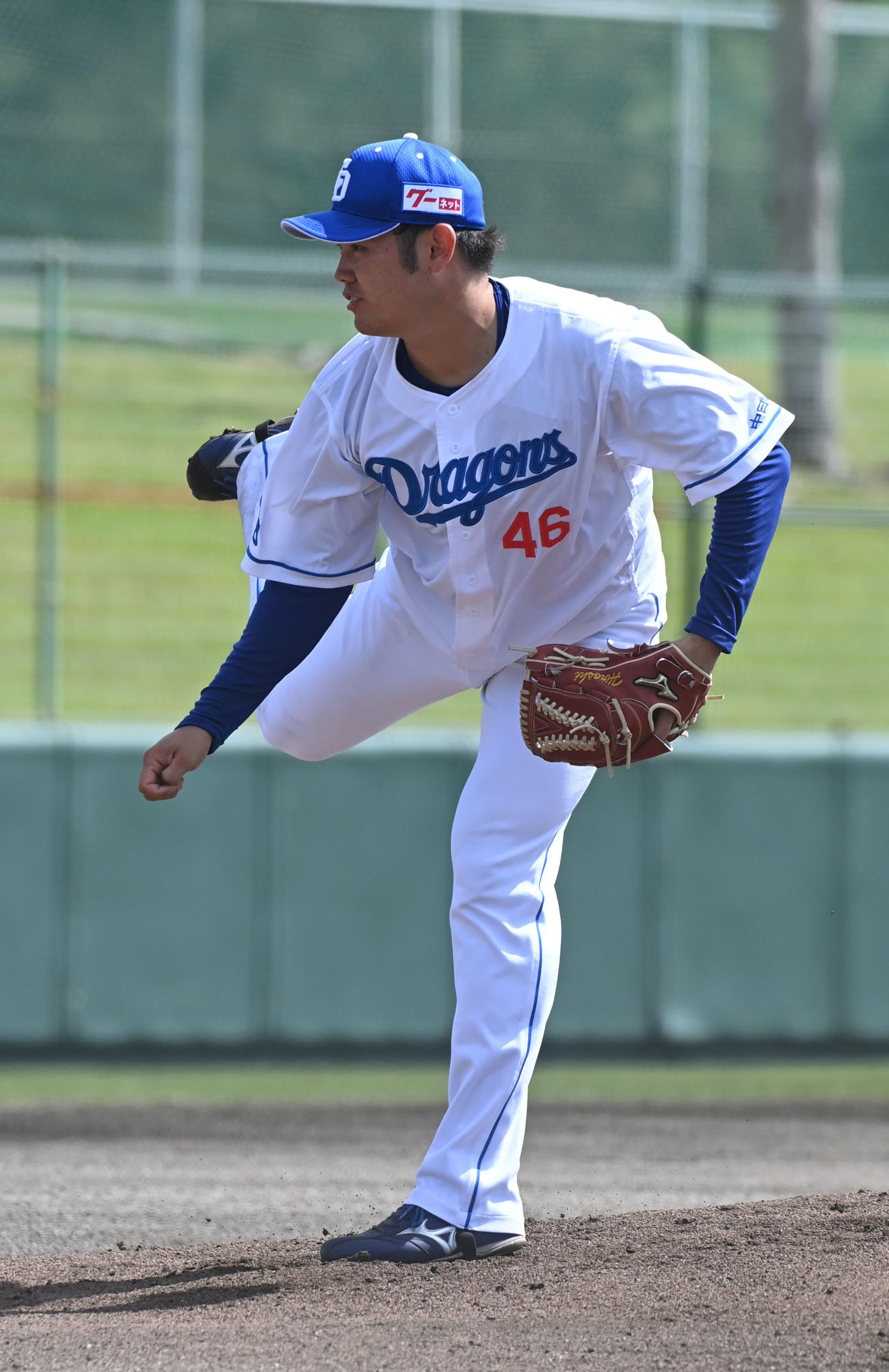 練習試合　中日対キューバ代表　1回表、登板する中日先発の鈴木（撮影・森本幸一）