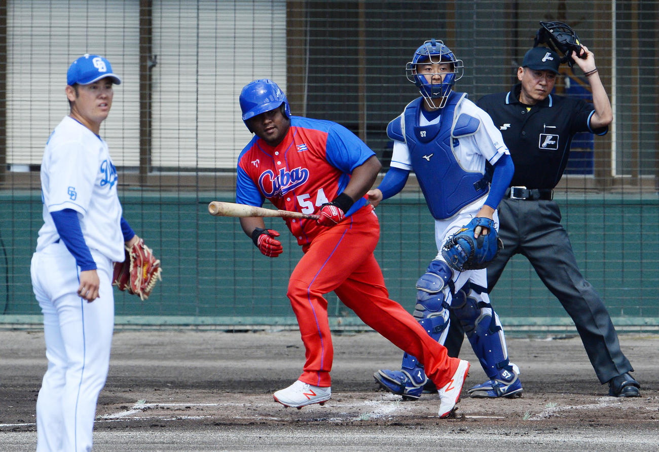 練習試合　中日対キューバ代表　1回表キューバ2死三塁、左前適時打を放つデスパイネ（中央）左は投手・鈴木（撮影・森本幸一）