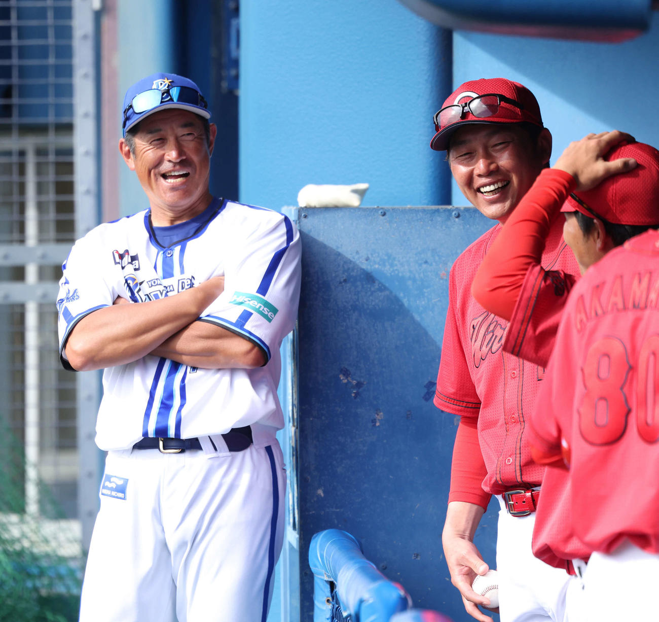練習試合後、笑顔で言葉を交わすDeNA石井チーフ打撃コーチ（左）と広島新井監督（撮影・河田真司）