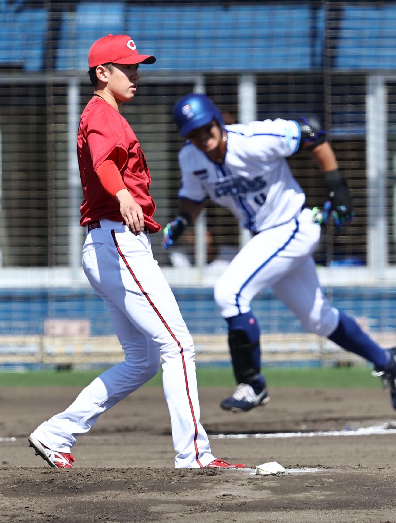DeNA対広島練習試合　1回裏DeNA1死二塁、遠藤（左）は大田を内野ゴロに打ち取る（撮影・上田博志）